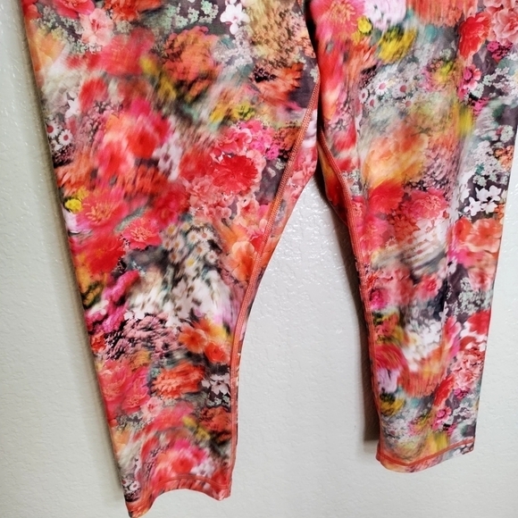 Athleta Elation Printed Capri Color Renewed Bloom Spring Pink sz L - Picture 4 of 8